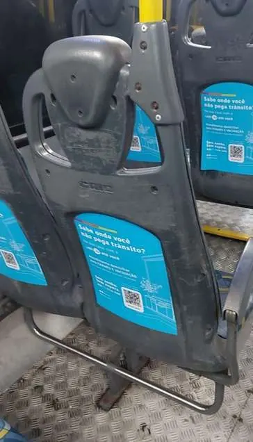 Adesivos Backseat da Exfera Mídia nos encostos dos assentos de ônibus no Rio de Janeiro