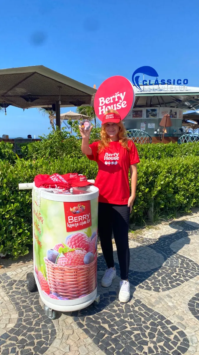 Cooler PDV Berry House com representante de marca da Exfera Mídia