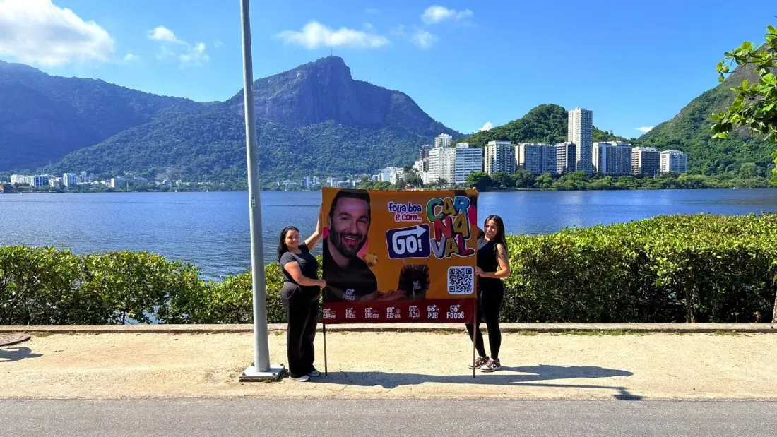 Representantes de marca com faixa GO! Carnaval na Lagoa Rodrigo de Freitas, Rio de Janeiro