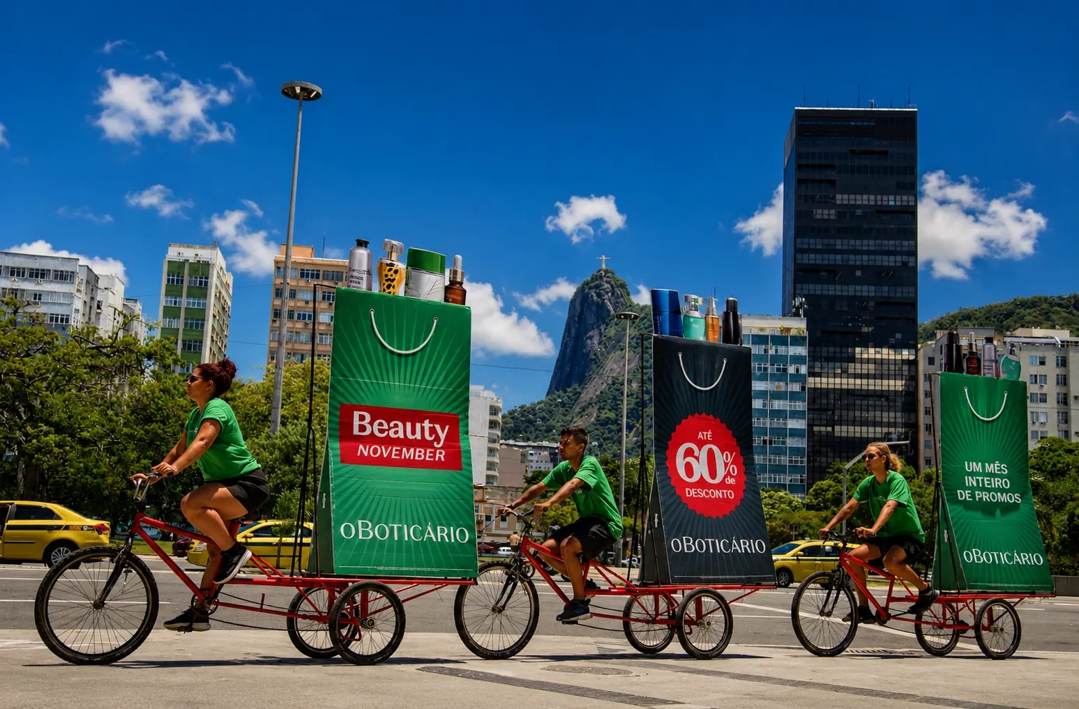 Bikedoor da Exfera Mídia com campanha O Boticário em Botafogo, Rio de Janeiro