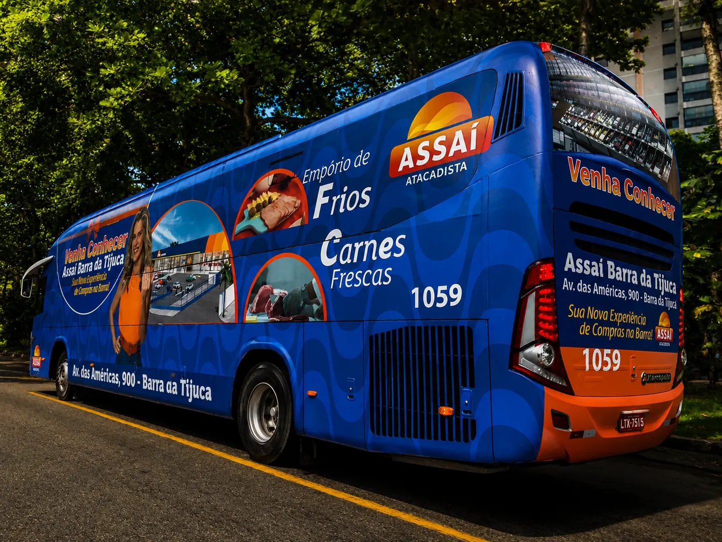 Ônibus envelopado Assaí Atacadista pela Exfera Mídia na Barra da Tijuca, Rio de Janeiro