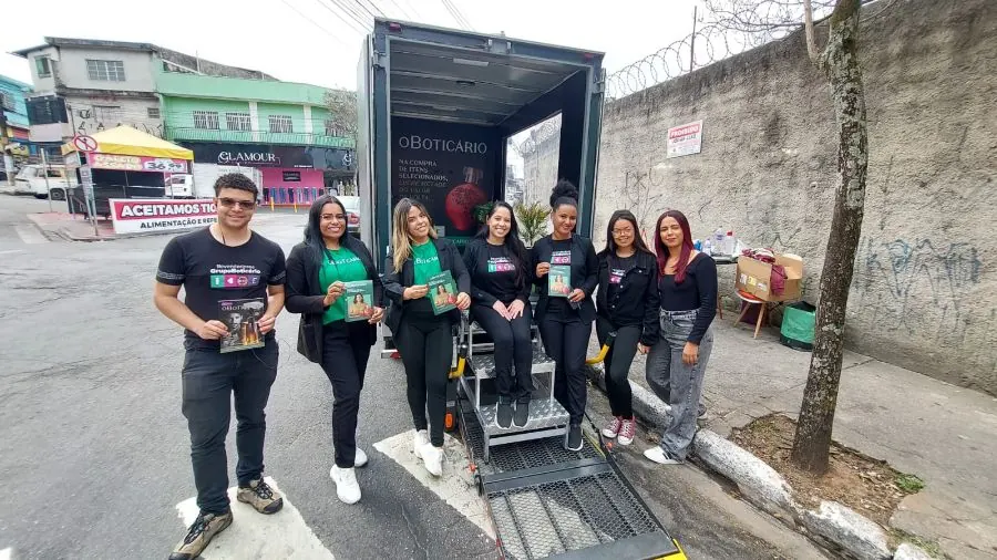 Truck Vitrine O Boticário com equipe de representantes de marca em ação de rua