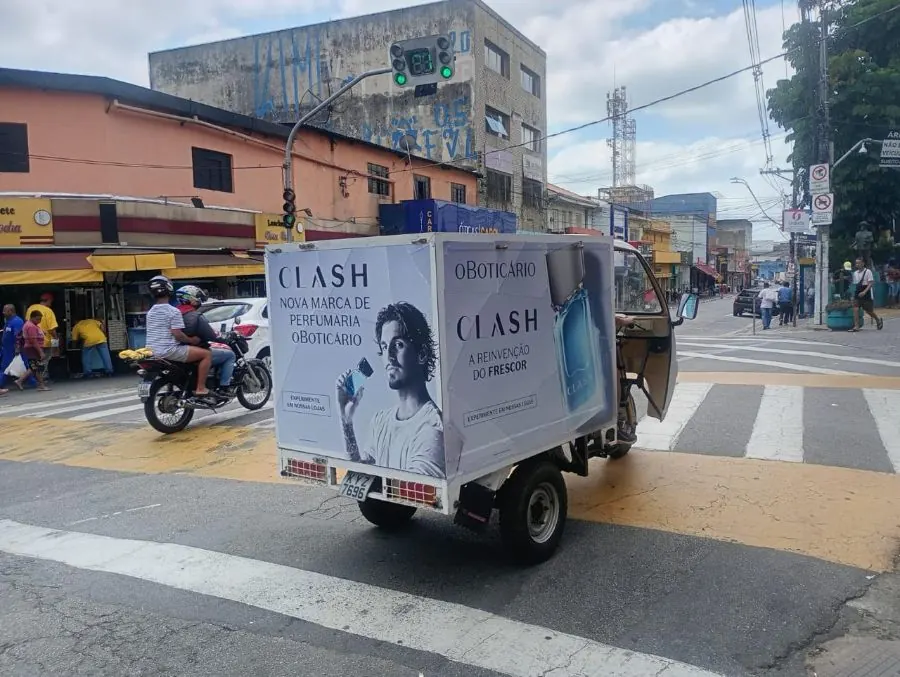 TukTuk adesivado com campanha Clash O Boticário circulando pela cidade