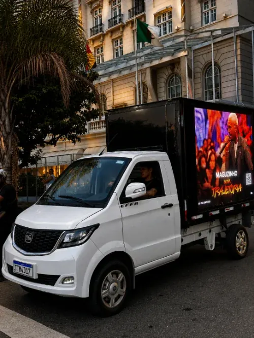 LED Truck da Exfera Mídia em circulação com campanha — foto 1