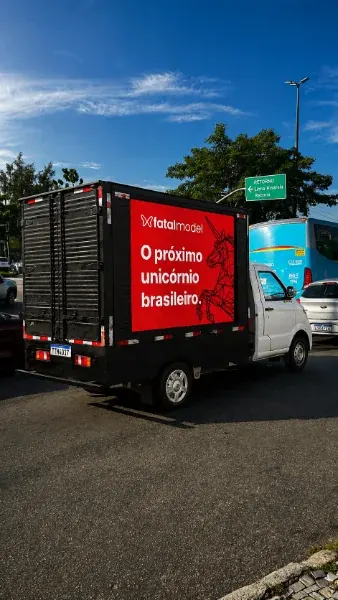 LED Truck da Exfera Mídia em circulação com campanha — foto 2