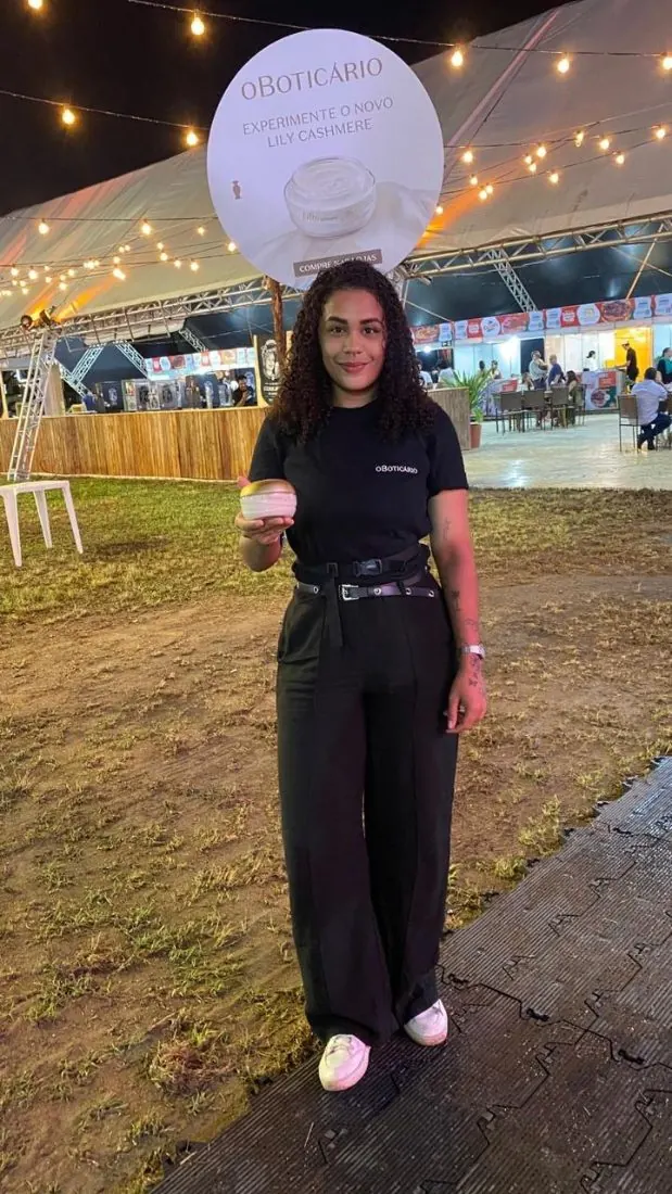 Representante de marca da Exfera Mídia em evento de O Boticário