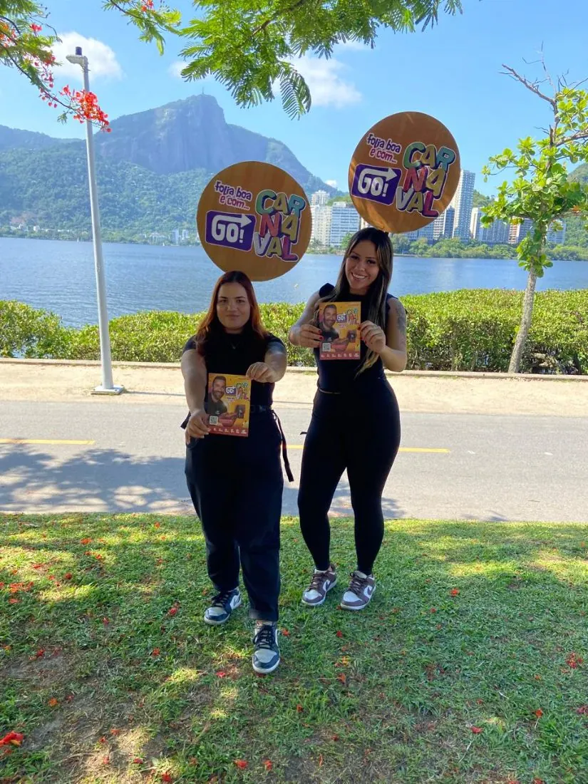 Representantes de marca da Exfera Mídia em ação na Lagoa Rodrigo de Freitas, Rio de Janeiro