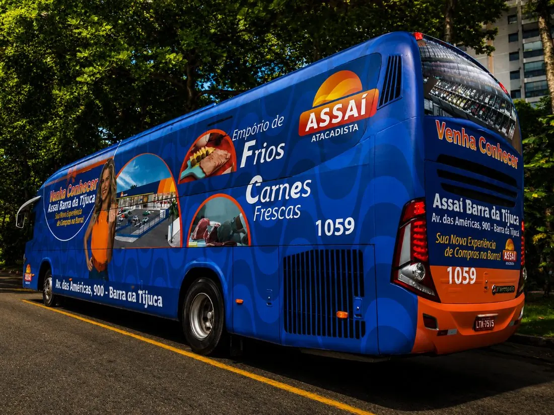 Ônibus envelopado da Exfera Mídia com campanha do Assaí Atacadista Barra da Tijuca