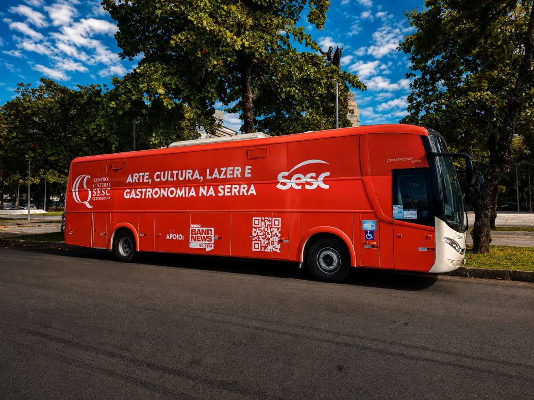 Ônibus envelopado da Exfera Mídia com campanha do Sesc Quitandinha e Rádio BandNews FM