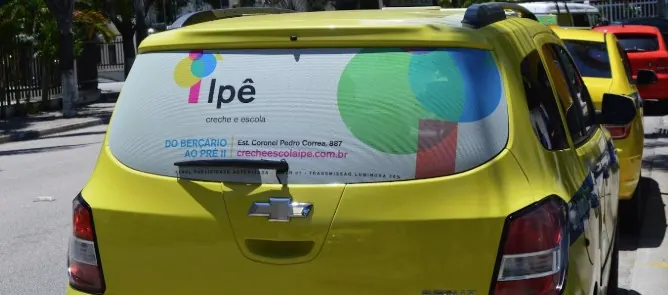 Táxi com mídia Taxidoor da Exfera Mídia com campanha da Creche e Escola Ipê, Rio de Janeiro